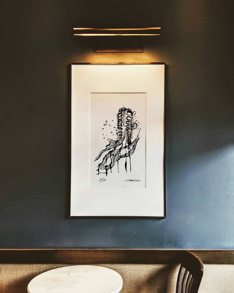 Lineart Bild "Aufstieg" von Deniz Celebi in einem Cafe und gedimmten Licht 