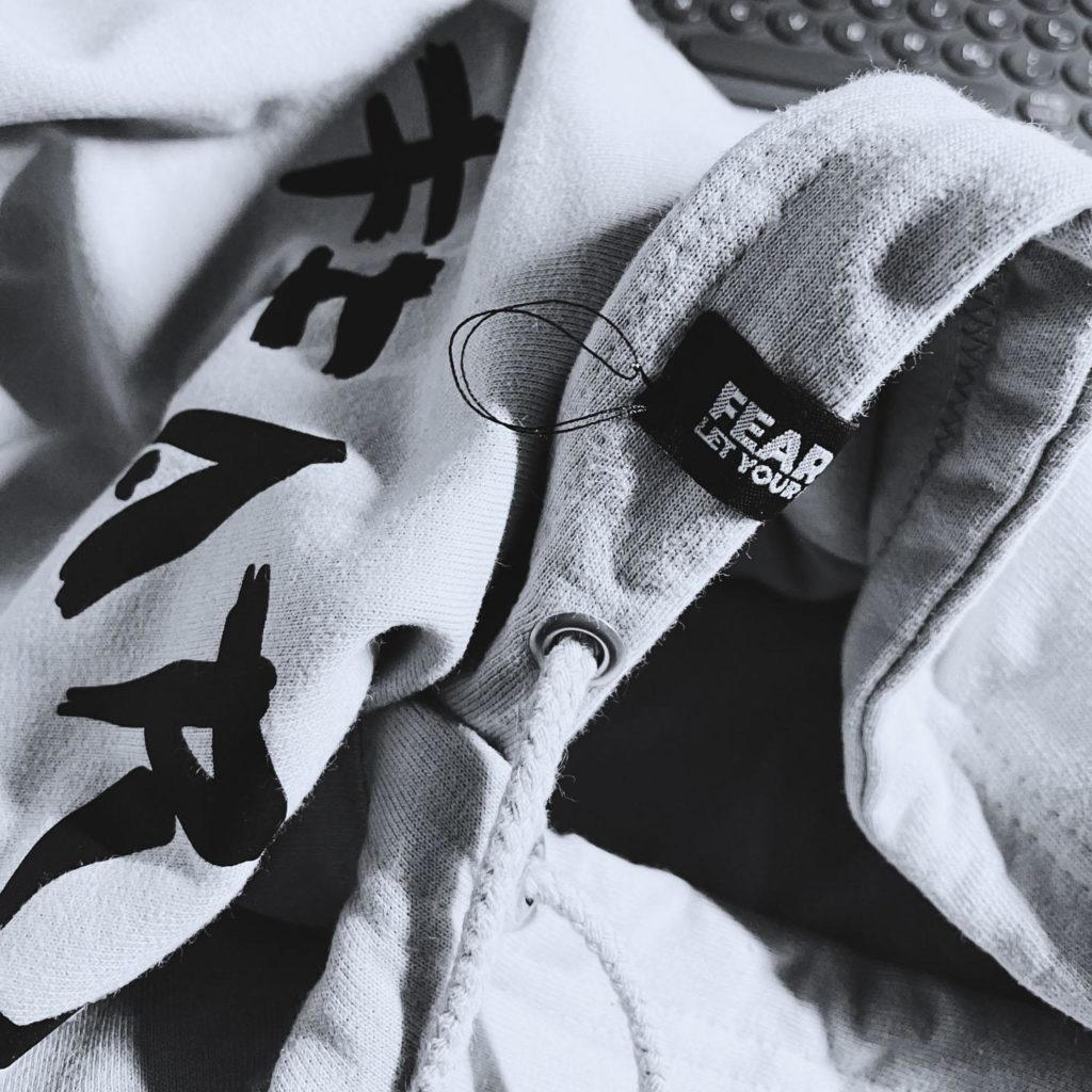 feardrop hoodie label tag handgenäht